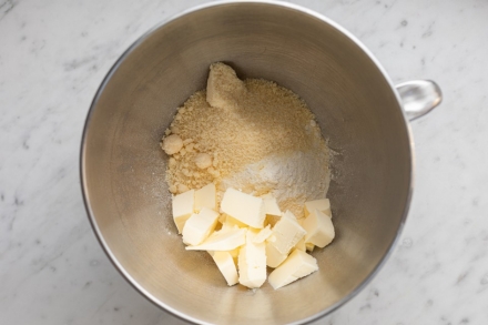 Preparazione Torta parmigiana di pomodorini - Fase 1 Preparazione Torta parmigiana di pomodorini - Fase 1