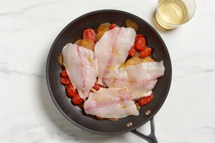 Preparazione Filetti di orata in padella - Fase 2 Preparazione Filetti di orata in padella - Fase 2