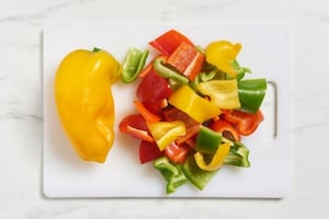 Preparazione Pollo e peperoni in padella - Fase 1