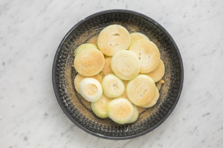 Preparazione Tarte tatin alle cipolle - Fase 2 Preparazione Tarte tatin alle cipolle - Fase 2