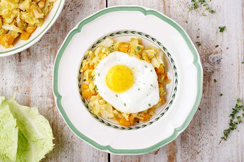 Zucca e verza in padella con uovo al tegamino Zucca e verza in padella con uovo al tegamino