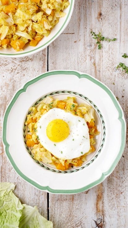 Zucca e verza in padella con uovo al tegamino