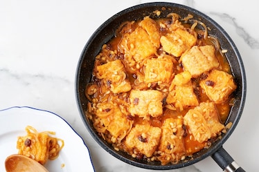 Baccalà in agrodolce con pinoli, uvetta e cipolle