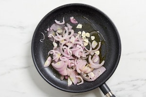 Preparazione Baccalà in agrodolce con pinoli, uvetta e cipolle - Fase 2