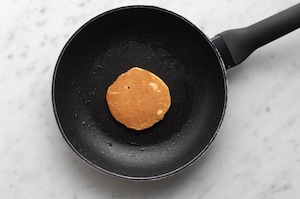 Preparazione Pancake alla banana e cioccolato - Fase 3