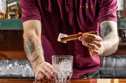 Preparazione Sazerac cocktail - Fase 1 Preparazione Sazerac cocktail - Fase 1