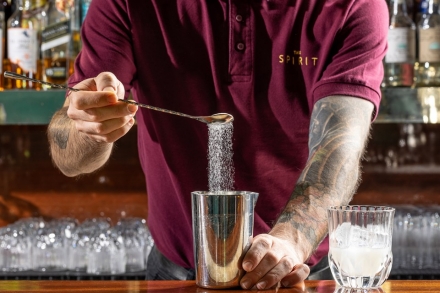 Preparazione Sazerac cocktail - Fase 2 Preparazione Sazerac cocktail - Fase 2