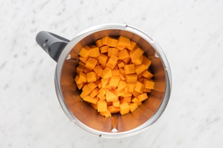 Preparazione Vellutata di zucca e patate con il Bimby - Fase 1 Preparazione Vellutata di zucca e patate con il Bimby - Fase 1