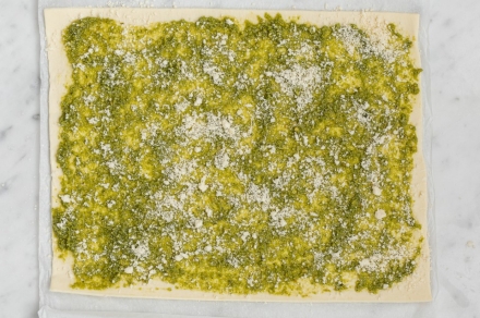 Preparazione Alberelli di pasta sfoglia con pesto - Fase 1 Preparazione Alberelli di pasta sfoglia con pesto - Fase 1