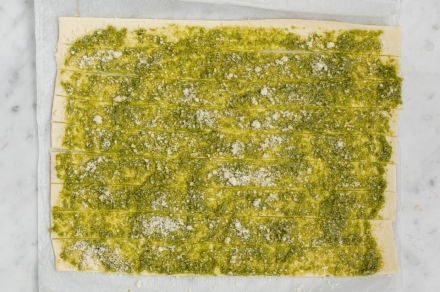 Preparazione Alberelli di pasta sfoglia con pesto - Fase 2 Preparazione Alberelli di pasta sfoglia con pesto - Fase 2