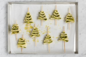 Preparazione Alberelli di pasta sfoglia con pesto - Fase 2