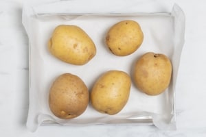 Preparazione Bucce di patate al forno con harissa - Fase 1