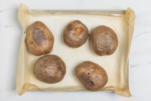 Preparazione Bucce di patate al forno con harissa - Fase 1