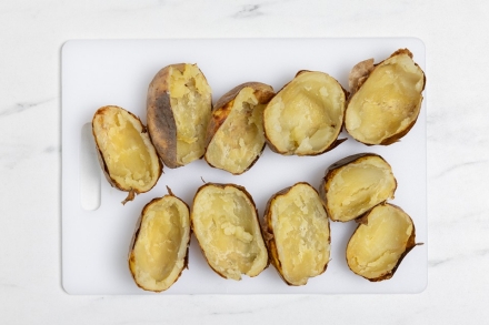 Preparazione Bucce di patate al forno con harissa - Fase 2 Preparazione Bucce di patate al forno con harissa - Fase 2