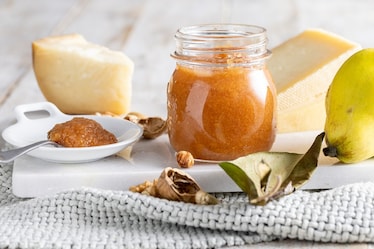 Confettura di mele cotogne in pentola a pressione