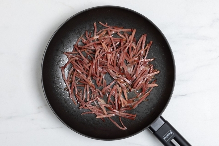 Preparazione Fusilli al radicchio, speck e taleggio - Fase 1 Preparazione Fusilli al radicchio, speck e taleggio - Fase 1