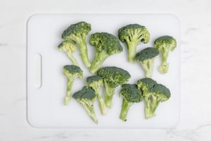Preparazione Linguine con crema di broccoli e mandorle tostate - Fase 1