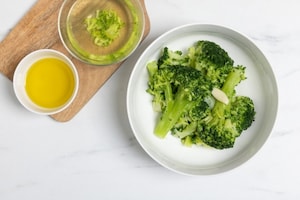 Preparazione Linguine con crema di broccoli e mandorle tostate - Fase 2