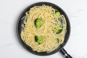 Preparazione Linguine con crema di broccoli e mandorle tostate - Fase 4
