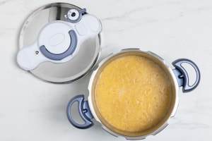 Preparazione Polenta in pentola a pressione - Fase 2