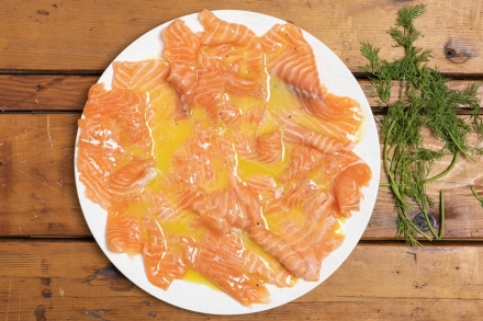 Preparazione Carpaccio di salmone marinato - Fase 2 Preparazione Carpaccio di salmone marinato - Fase 2