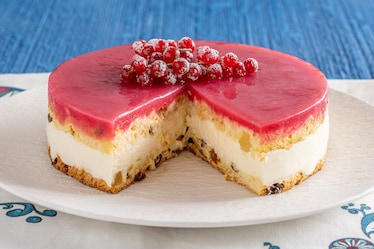 Torta con panettone, champagne e ribes