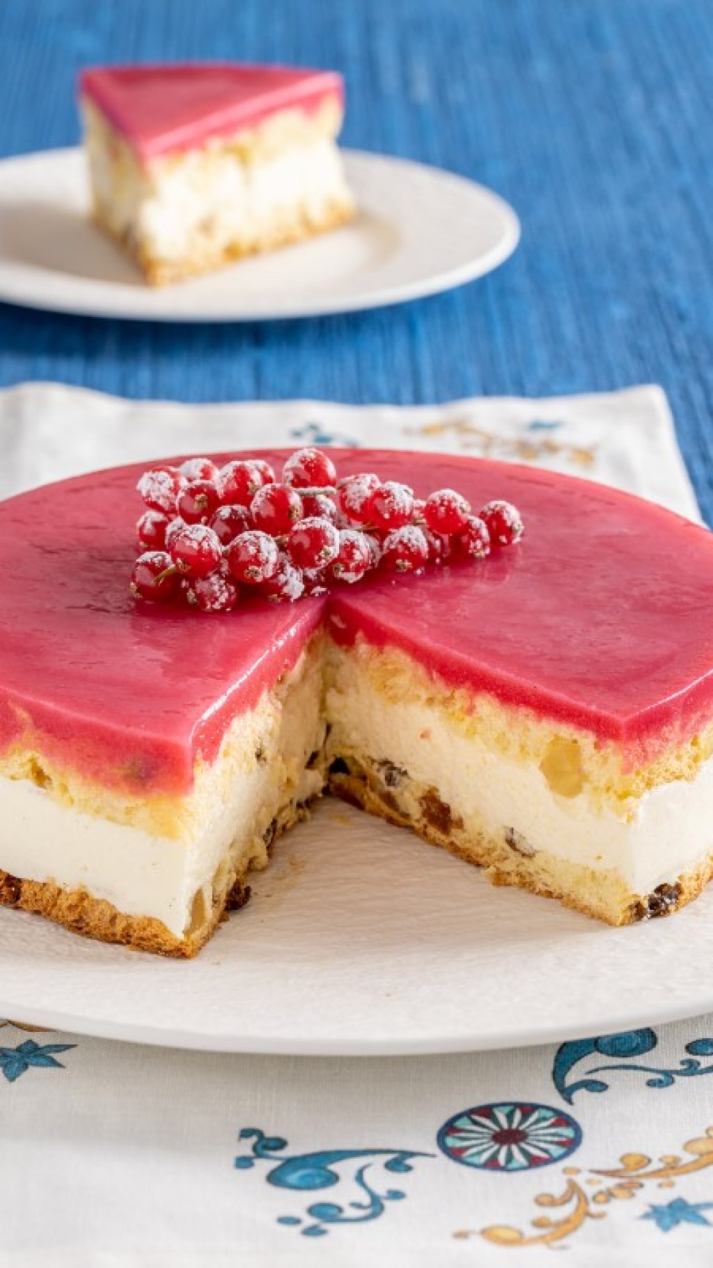 Torta con panettone, champagne e ribes