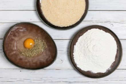 Preparazione Cotolette di pollo con friggitrice ad aria - Fase 1 Preparazione Cotolette di pollo con friggitrice ad aria - Fase 1