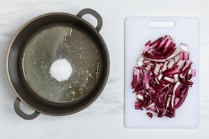 Preparazione Risotto al radicchio e gorgonzola - Fase 1