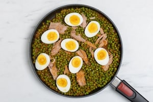 Preparazione Tonno, uova e piselli in padella - Fase 3