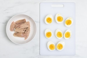 Preparazione Tonno, uova e piselli in padella - Fase 2