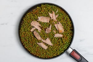 Preparazione Tonno, uova e piselli in padella - Fase 2