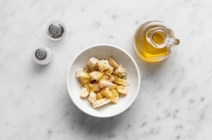 Preparazione Cestini di parmigiano con Caesar salad - Fase 4