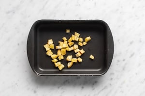 Preparazione Cestini di parmigiano con Caesar salad - Fase 4