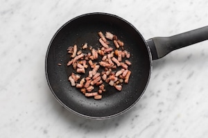 Preparazione Cestini di parmigiano con Caesar salad - Fase 3