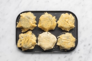 Preparazione Cestini di parmigiano con Caesar salad - Fase 2