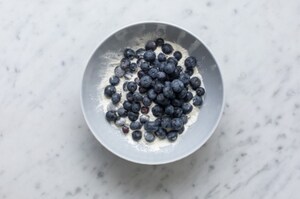 Preparazione Torta in teglia ai mirtilli - Fase 2