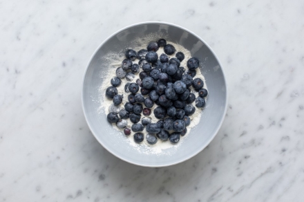 Preparazione Torta in teglia ai mirtilli - Fase 2 Preparazione Torta in teglia ai mirtilli - Fase 2