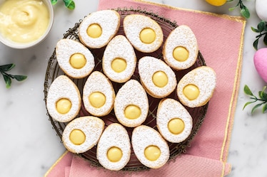 Biscotti uovo di Pasqua con crema pasticciera