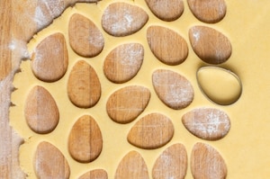 Preparazione Biscotti uovo di Pasqua con crema pasticciera - Fase 3