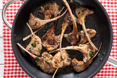 Costolette di agnello in padella