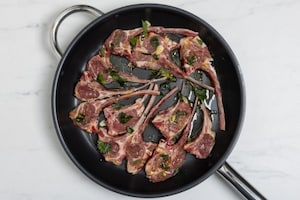 Preparazione Costolette di agnello in padella - Fase 2