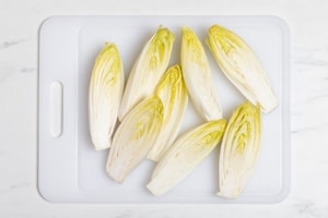 Preparazione Indivia in padella con pancetta e parmigiano - Fase 1