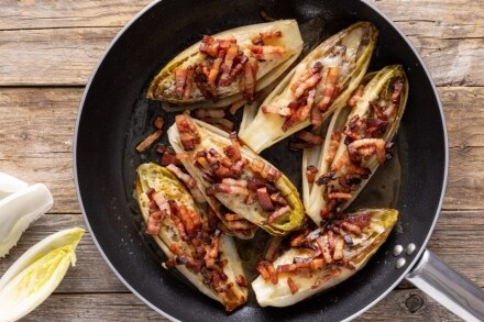 Preparazione Indivia in padella con pancetta e parmigiano - Fase 4
