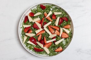 Preparazione Insalata di rucola, fragole e Asiago - Fase 3