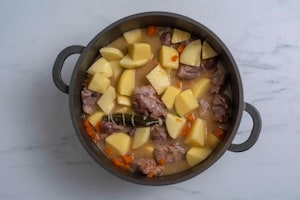 Preparazione Spezzatino di agnello con patate - Fase 6