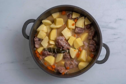 Preparazione Spezzatino di agnello con patate - Fase 6 Preparazione Spezzatino di agnello con patate - Fase 6