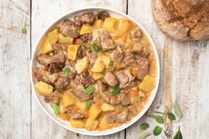 Preparazione Spezzatino di agnello con patate - Fase 6