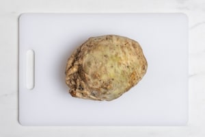 Preparazione Spuma al sedano rapa con sedano rapa a cubetti, noci tostate e curry - Fase 1