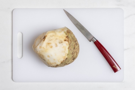 Preparazione Spuma al sedano rapa con sedano rapa a cubetti, noci tostate e curry - Fase 1 Preparazione Spuma al sedano rapa con sedano rapa a cubetti, noci tostate e curry - Fase 1
